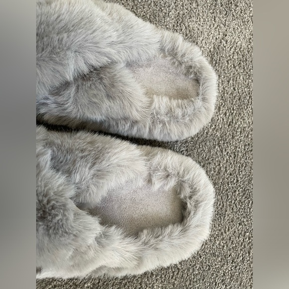 NWT fuzzy slippers in gray - Picture 2 of 7